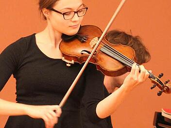 Lilian Heere ist erst 20 Jahre alt, sie studiert in München an der Musikhochschule. Mit dem Violinkonzert in A-Dur hatte die junge Künstlerin ein Werk ausgesucht, das ihr auf den Leib geschneidert war. Lilian Heere interpretierte Mozart erfrischend-fröhlich, ohne Dramatik. Fotos: Sonja Adam