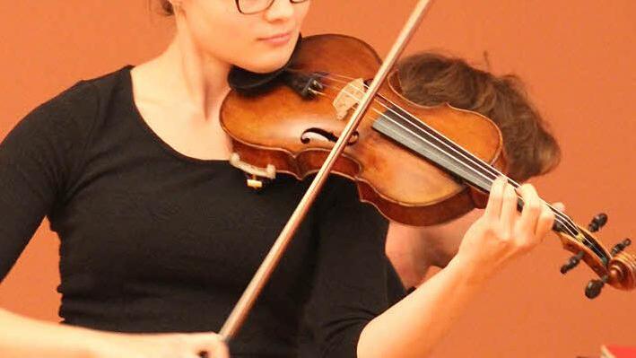 Lilian Heere ist erst 20 Jahre alt, sie studiert in München an der Musikhochschule. Mit dem Violinkonzert in A-Dur hatte die junge Künstlerin ein Werk ausgesucht, das ihr auf den Leib geschneidert war. Lilian Heere interpretierte Mozart erfrischend-fröhlich, ohne Dramatik. Fotos: Sonja Adam