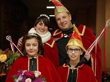 Sie sind die neuen Herrscher in Aura, das Prinzenpaar Julia I. und Daniel I. (hinten v. l.) sowie das Kinderprinzenpaar Marie und Johannes (vorne v. l.). Foto: Winfried Ehling