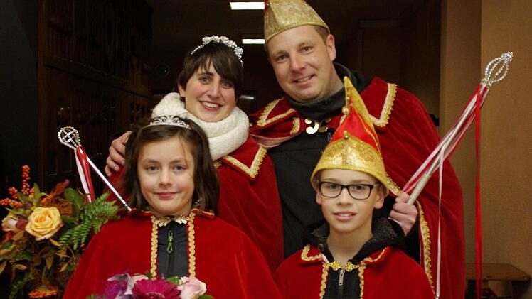 Sie sind die neuen Herrscher in Aura, das Prinzenpaar Julia I. und Daniel I. (hinten v. l.) sowie das Kinderprinzenpaar Marie und Johannes (vorne v. l.). Foto: Winfried Ehling