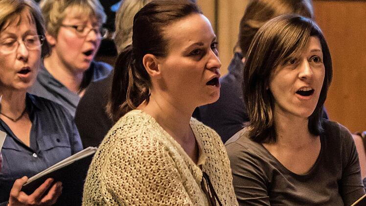 Der Coburger Chor "Unerhört" probt für sein Jubiläumskonzert, das am 24. April im Kongresshaus stattfindet.Foto: Jochen Berger