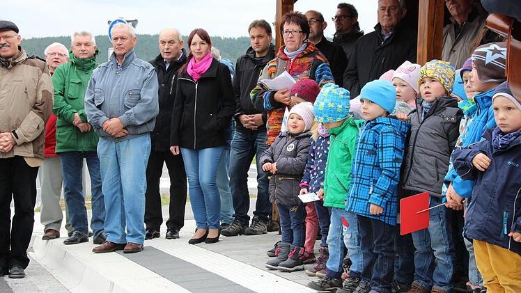 Einweihung des Aschacher Kreisels. Foto: Benedikt Borst