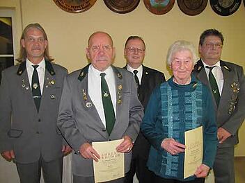 Mitgliederehrungen bei der Schützengilde Scheuerfeld 1956 Mühlengrund: Harald Melchior und Ilse Vanhausen gehören dem Verein seit 40 bzw. 60 Jahren an. Es gratulieren (hinten von links): Erster Schützenmeister Ingo Hoffrichter, Gauschützenmeister Klaus Jentsch und Oberschützenmeister Matthias Heider.  Fotos: Martin Koch