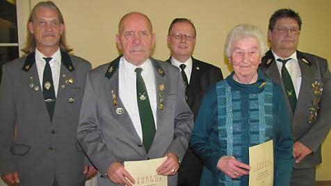 Mitgliederehrungen bei der Schützengilde Scheuerfeld 1956 Mühlengrund: Harald Melchior und Ilse Vanhausen gehören dem Verein seit 40 bzw. 60 Jahren an. Es gratulieren (hinten von links): Erster Schützenmeister Ingo Hoffrichter, Gauschützenmeister Klaus Jentsch und Oberschützenmeister Matthias Heider.  Fotos: Martin Koch