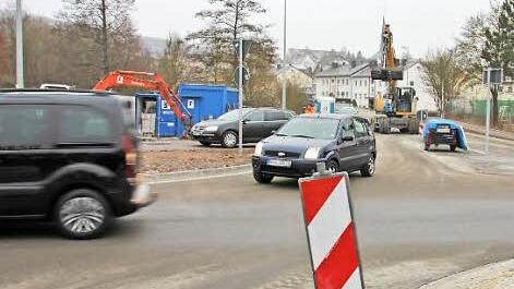 Noch nicht eröffnet, aber schon genutzt: Bei Schulschluss schon nahmen etliche Eltern wieder den angestammten Weg.