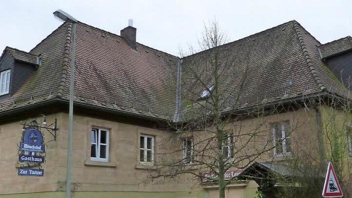 Die energetische Sanierung des Gemeindezentrums "Zur Tanne" mit der Revitalisierung des ehemaligen Bräuhauses ist einer der größten Brocken im Harsdorfer Haushalt. Foto: Archiv/Werner Reißaus