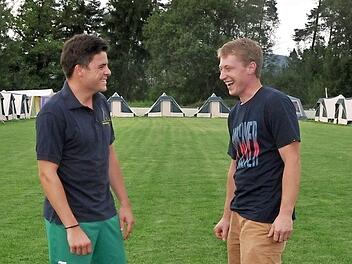 Ulrich Eiselt (l.) und Daniel Winkler aus dem Betreuerteam haben sich von dem Schrecken erholt und scherzen wieder.  Foto: Hühnlein