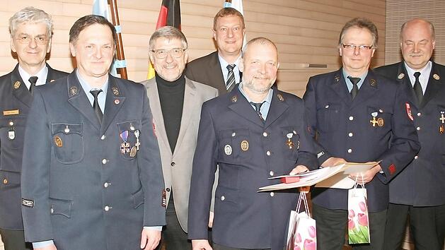 Die Doppel-Ehrung für 40 Jahre aktive Dienstzeit war der Höhepunkt der Dienstversammlung der Sonnefelder Feuerwehr. Von links: Stefan Zapf, Dirk Bauer, Michael Busch, Michael Keilich, Volkmar Beyer, Harald Schamberger und Jochen Mann Foto: Martin Rebhan