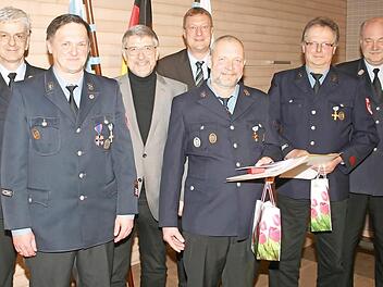 Die Doppel-Ehrung für 40 Jahre aktive Dienstzeit war der Höhepunkt der Dienstversammlung der Sonnefelder Feuerwehr. Von links: Stefan Zapf, Dirk Bauer, Michael Busch, Michael Keilich, Volkmar Beyer, Harald Schamberger und Jochen Mann Foto: Martin Rebhan