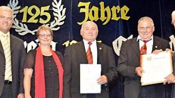Friedrich Fricke (r.), überreicht Urkunden an den Vorsitzenden des GV Ebersdorf, Rudolf Dressel (2.v.r.). Mit im Bild v. l. Schirmherr Timo Ehrhardt, Sandra Reitz und Gerhard Baier Fotos: Karl-Heinz Hofmann