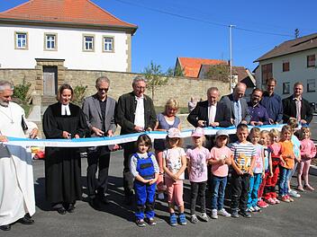 In Wermerichshausen erfolgte die offizielle Freigabe der Kreisstraße KG 2, die im Bereich der Ortsdurchfahrt von Wermerichshausen von Grund auf saniert wurde.Heike Beudert