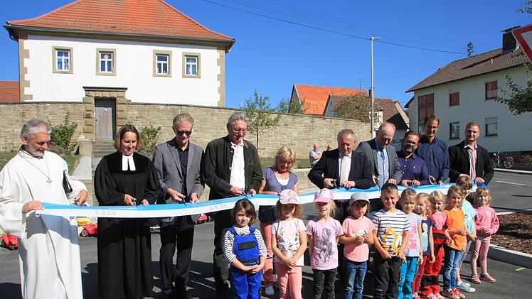 In Wermerichshausen erfolgte die offizielle Freigabe der Kreisstraße KG 2, die im Bereich der Ortsdurchfahrt von Wermerichshausen von Grund auf saniert wurde.Heike Beudert