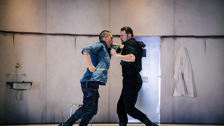 In der Neuinszenierung und im Bühnenbild von Alexander Müller-Elmau feiert die Oper "Carmen" von Georges Bizet" ihre Premiere am Landestheater Coburg.Foto: Sebastian Buff