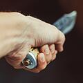 Ein Jugendlicher überfiel am Freitag ein Lottogeschäft in Nürnberg. Die Polizei konnte ihn wenig später festnehmen. Symbolfoto: venerala / Adobe Stock