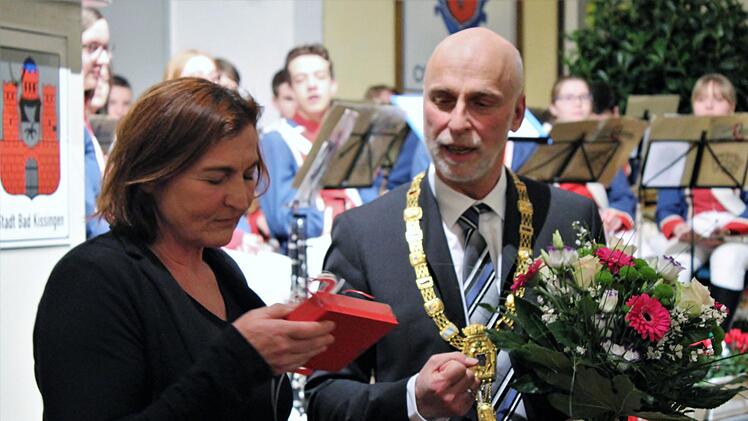 Blumen für die weltbeste Kanutin, Birgit Fischer, die beim Neujahrsempfang der Stadt Bad Kissingen sprach.  Werner Vogel