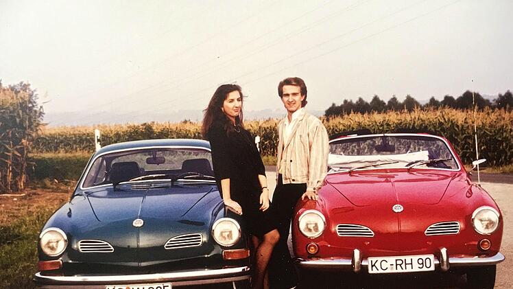 Robert Wachter und seine Zwillingsschwester Ilona mit den beiden Wagen bei einer Ausfahrt in früheren Jahren.privat