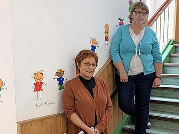 Brigitte Elsässer (links) ist nach 40 Jahren in den Ruhestand verabschiedet worden, rechts Manuela Sauer (Leitung).  Foto: Michaela Atzler