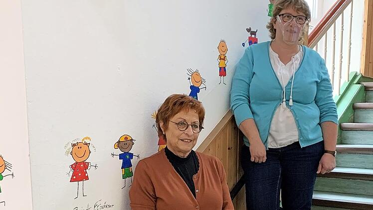 Brigitte Elsässer (links) ist nach 40 Jahren in den Ruhestand verabschiedet worden, rechts Manuela Sauer (Leitung).  Foto: Michaela Atzler