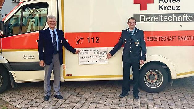 Bei der &Uuml;bergabe: Der Kommandant der FFW Euerdorf, Andreas B&uuml;ttner, Alfred G&uuml;ndling (stellv. Bereitschaftsleiter BRK Ramsthal), Peter Betz (stellv. Vorsitzender der Freiwilligen Feuerwehr Euerdorf) und Thorsten Ferdin (BRK Ramsthal).