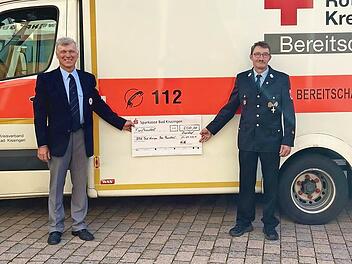 Bei der Übergabe: Der Kommandant der FFW Euerdorf, Andreas Büttner, Alfred Gündling (stellv. Bereitschaftsleiter BRK Ramsthal), Peter Betz (stellv. Vorsitzender der Freiwilligen Feuerwehr Euerdorf) und Thorsten Ferdin (BRK Ramsthal).