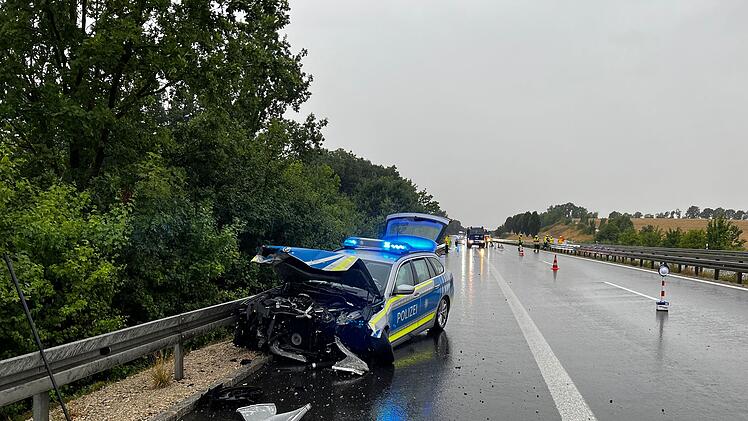 Polizeiauto total beschädigt: Einsatzfahrt endet in Leitplanke