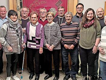Ehrungen beim TSV Arnshausen: (hinten, von links) Martin Metz, Peter Gernert, Thomas Schlembach, Dieter Six, Marc Vollbrecht, Roland Fehr, Jonas Bayer (2. Vorsitzender); (vorne, von links): Tobias Wedler (1. Vorsitzender), Renate Heid, Erna Reu&szlig;, ...