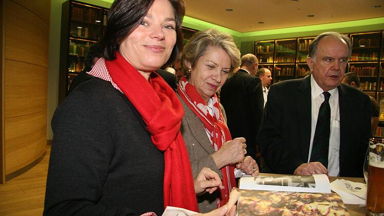 Helga Metzel von der Kulmbacher Brauerei, Margret Ruckdeschel und Hans-Albert Ruckdeschel geraten beim ersten Blick ins Kochbuch ins Schwärmen.