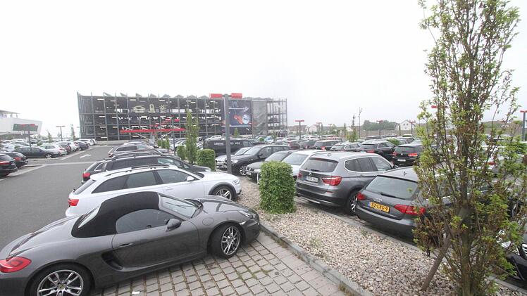 An den Parkplätzen der Outlets ist es eher laut. Fotos: Michael Busch