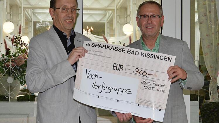 Siegfried Gottwald von der Sängergruppe Bad Kissingen übergab den Erlös an Martin Denninger von der Werkstatt für behinderte Menschen.