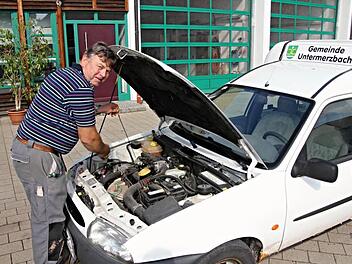 Zum Lachen ist Wasserwart Wilfried Schmidt gar nicht zumute, auch wenn er hier für den Fotografen etwas lächelt. Beim Blick unter die Motorhaube des alten Ford "Kurier" verfinstert sich seine Miene wieder. Der Motor leckt, Rost und Schadstellen sind überall vorhanden. Foto: Helmut Will