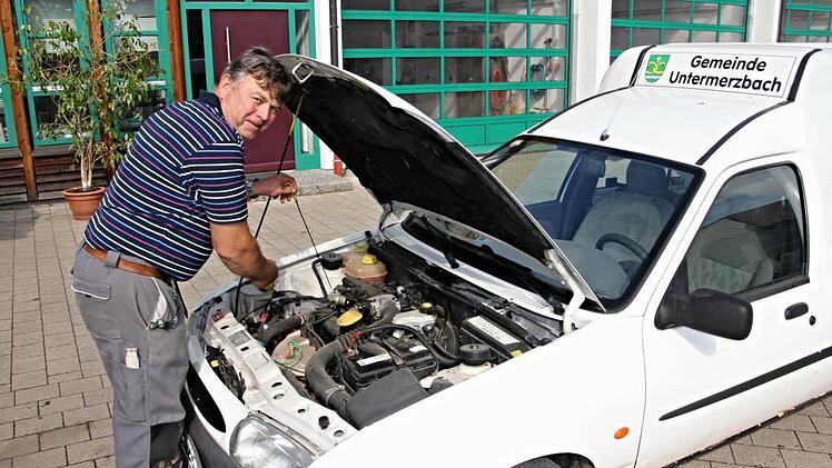 Zum Lachen ist Wasserwart Wilfried Schmidt gar nicht zumute, auch wenn er hier für den Fotografen etwas lächelt. Beim Blick unter die Motorhaube des alten Ford "Kurier" verfinstert sich seine Miene wieder. Der Motor leckt, Rost und Schadstellen sind überall vorhanden. Foto: Helmut Will