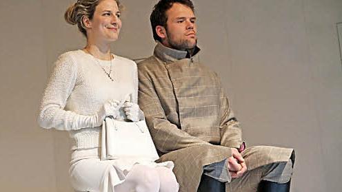 Silvia Steger - hier mit Johannes Aichinger - in der Titelrolle von Anna Karenina nach dem Roman von Leo Tolstoi Foto: Völk