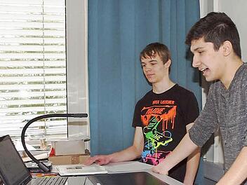 Zwei Schüler der Q11 hielten im Sozialkundeunterricht bei Studiendirektor Manfred Brösamle-Lambrecht einen Vortrag zum Thema "Grundrechte in Diktatur und Demokratie" unter Nutzung der umfangreichen technischen Ausstattung des Klassenzimmers. Foto: Alfred Thieret