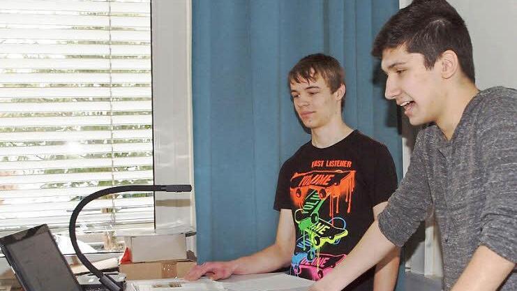 Zwei Schüler der Q11 hielten im Sozialkundeunterricht bei Studiendirektor Manfred Brösamle-Lambrecht einen Vortrag zum Thema "Grundrechte in Diktatur und Demokratie" unter Nutzung der umfangreichen technischen Ausstattung des Klassenzimmers. Foto: Alfred Thieret