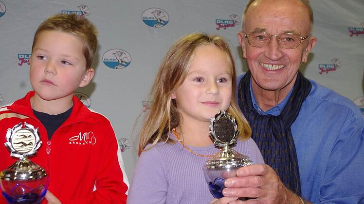 Moritz Wich und Marie Sachs waren die j&uuml;ngsten Teilnehmer des 24-Stunden-Schwimmens. Das Bild zeigt sie mit BLSV-Kreisvorsitzenden Karl H. Fick (rechts). Foto: Heike Sch&uuml;lein