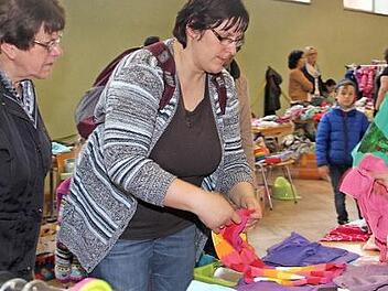Genau hinschauen: Zum Basar kamen viele Besucher. Fotos: Gerda Völk