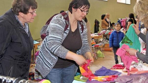 Genau hinschauen: Zum Basar kamen viele Besucher. Fotos: Gerda Völk