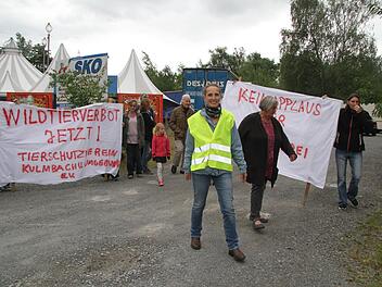 Der Tierschutzverein Kulmbach baute eine Stunde vor der Abendvorstellung des Zirkus Althoff vor dem Zelt eine Mahnwache auf. Die Tierschützer möchten das Halten von Wildtieren verbieten - konkret geht es um die fünf Löwen, die der Zirkus als Hauptattraktion mitführt. Fotos: Sonny Adam