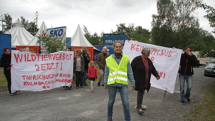 Der Tierschutzverein Kulmbach baute eine Stunde vor der Abendvorstellung des Zirkus Althoff vor dem Zelt eine Mahnwache auf. Die Tierschützer möchten das Halten von Wildtieren verbieten - konkret geht es um die fünf Löwen, die der Zirkus als Hauptattraktion mitführt. Fotos: Sonny Adam
