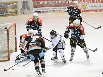 Umzingelt, aber dennoch gefährlich: Königsbrunns Hayden Trupp beschäftigt Kissingens Goalie Donatas Zukovas samt dessen Vorderleuten um Roman Nikitin (8), Mikhail Nemirovsky (78), Niko Grönstrand (10) und Johan Larsson (18).ssp
