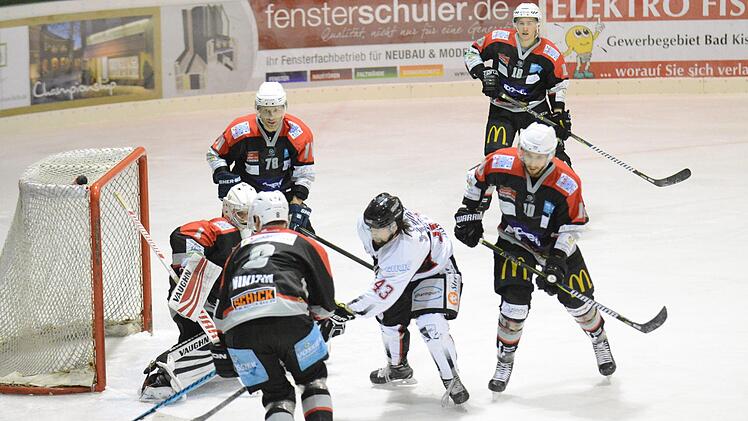 Umzingelt, aber dennoch gefährlich: Königsbrunns Hayden Trupp beschäftigt Kissingens Goalie Donatas Zukovas samt dessen Vorderleuten um Roman Nikitin (8), Mikhail Nemirovsky (78), Niko Grönstrand (10) und Johan Larsson (18).ssp