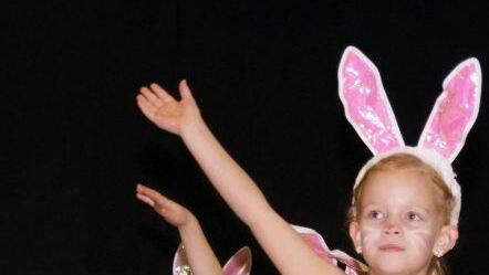 Wie in den Vorjahren bereicherte die Ballettschule Alice G&ouml;hl mit gelungenen Tanzchoreografien die "Turnerweihnacht", hier als "Schneehasen".mario Deller