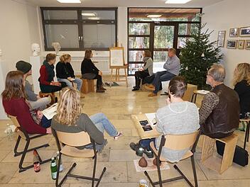 Schüler der Holzbildhauerschule Bischofsheim stellten ihre Entwürfe für  das Projekt "Denk-Ort Aumühle" in Würzburg der Vereinsvorsitzenden   Benita Stolz, dem künstlerischen Leiter der Schule Martin Bühner und  Schulleiterin Christine Götz vor.  Foto: Marion Eckert