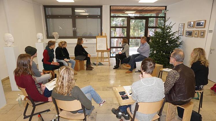 Schüler der Holzbildhauerschule Bischofsheim stellten ihre Entwürfe für  das Projekt "Denk-Ort Aumühle" in Würzburg der Vereinsvorsitzenden   Benita Stolz, dem künstlerischen Leiter der Schule Martin Bühner und  Schulleiterin Christine Götz vor.  Foto: Marion Eckert