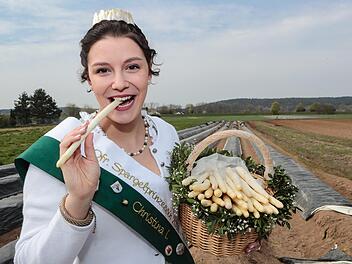 Christina I. hat Biss - bei ihrem Einsatz  für SpargelFoto: Matthias Hoch