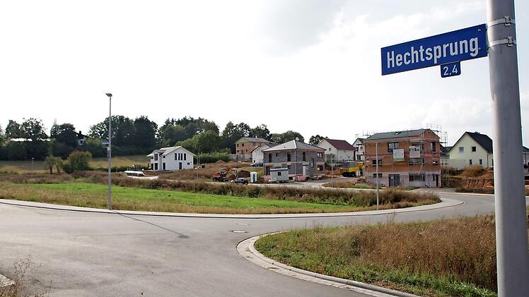 Auf diesen freien Grundstücken in Etzelskirchen sind die Mehrfamilienhäuser geplant.  Foto: Andreas Dorsch