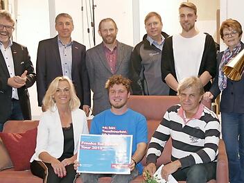 Firmenehepaar Brigitte und Arno Greiner auf der Couch mit seinem ehemaligen Azubi Johannes Heppner, der nach seiner Lehrzeit nun als festangestellter Fotograf in den "Greinerstudios" mitarbeitet. Gratulationen gab es zudem von (von links) HWK-Präsident Thomas Zimmer, HWK-Geschäftsführer Rainer Beck, dem Stellvertreter des Landrats, Rainer Mattern, Kreishandwerksmeister Jens Beland, Philipp Greiner sowie Neustadts Zweiter Bürgermeisterin Elke Protzmann. Foto: Manja von Nida