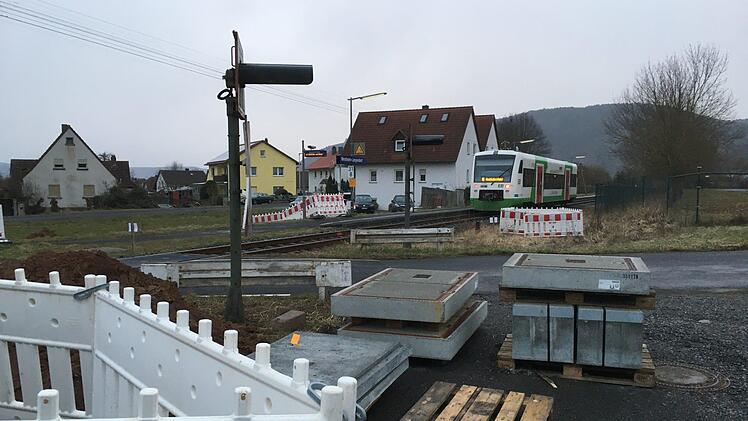 Auch am Westheimer Bahnhof haben die Arbeiten bereits begonnen. Vom 16. bis 20. April wird die Straße gesperrt.
