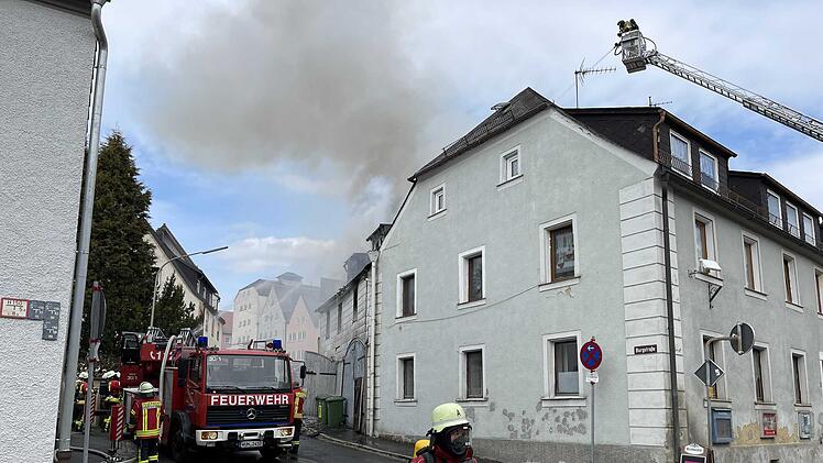 Starke Rauchentwicklung: Flammen schlagen aus Dachstuhl