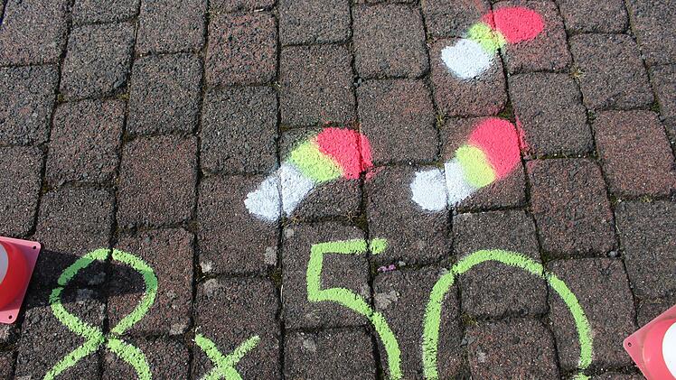 Die Fußspuren zeigen den Grundschülern den Weg zur Schule. Foto: Julia Raab